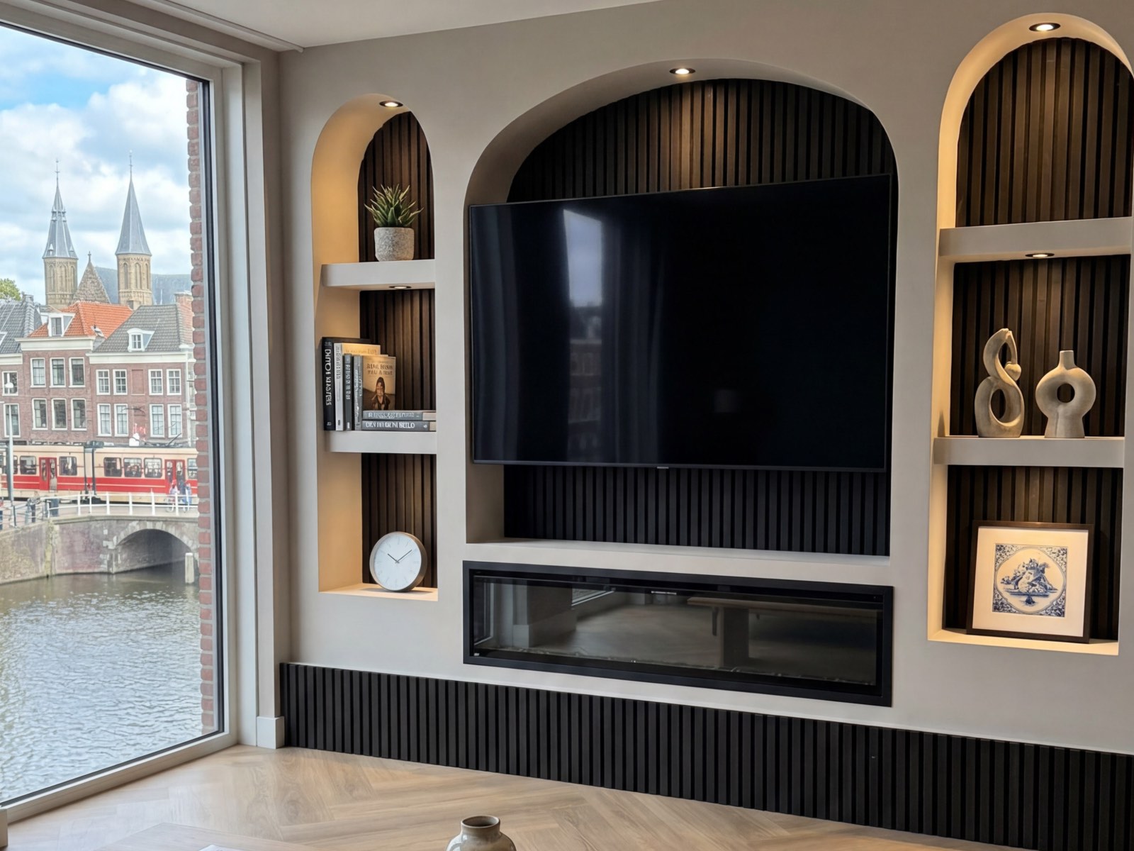 Cinewall met sfeerhaard: gestucte tv wand met boognissen, zwarte lamellen, verzonken tv en brede inbouwhaard in een appartement aan een Haagse gracht
