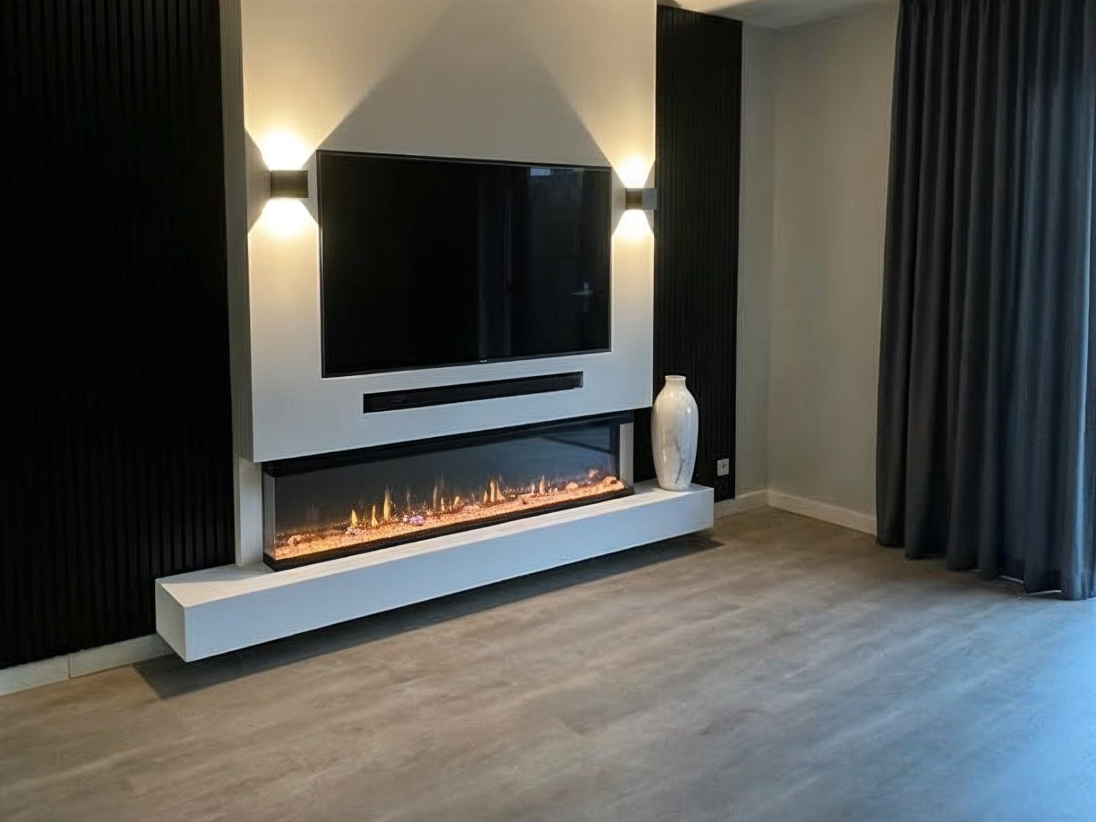 Zwevende cinewall met ingebouwde haard: witte wand met een zwevende bank die los van de vloer hangt, wandlampen en zwarte lamellen ernaast