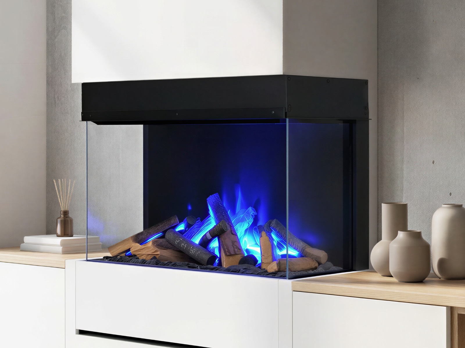 Dimplex Opti-myst waterdamp haard met blauw vlam- en rookbeeld in een wit tv-meubel, naast de tv