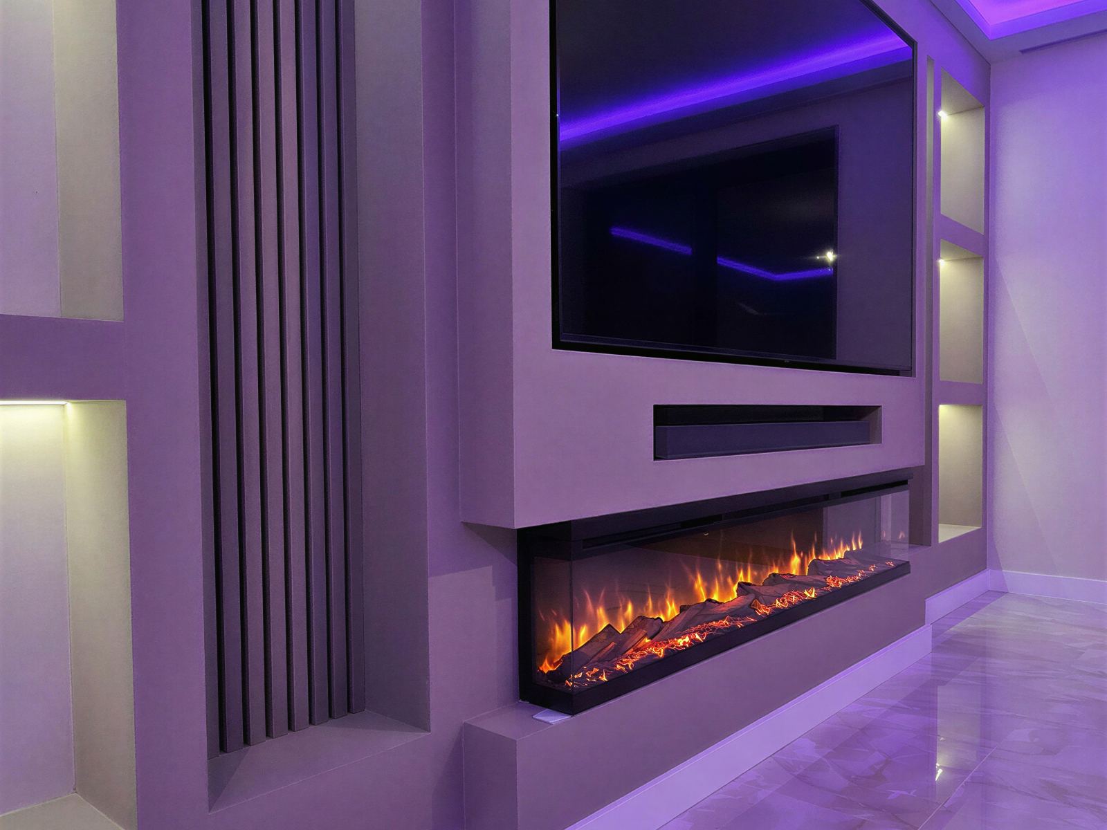 Tv-wand decoreren met sfeerverlichting: paarse ledstrip langs het plafond, verlichte nissen naast de tv en een brede elektrische haard