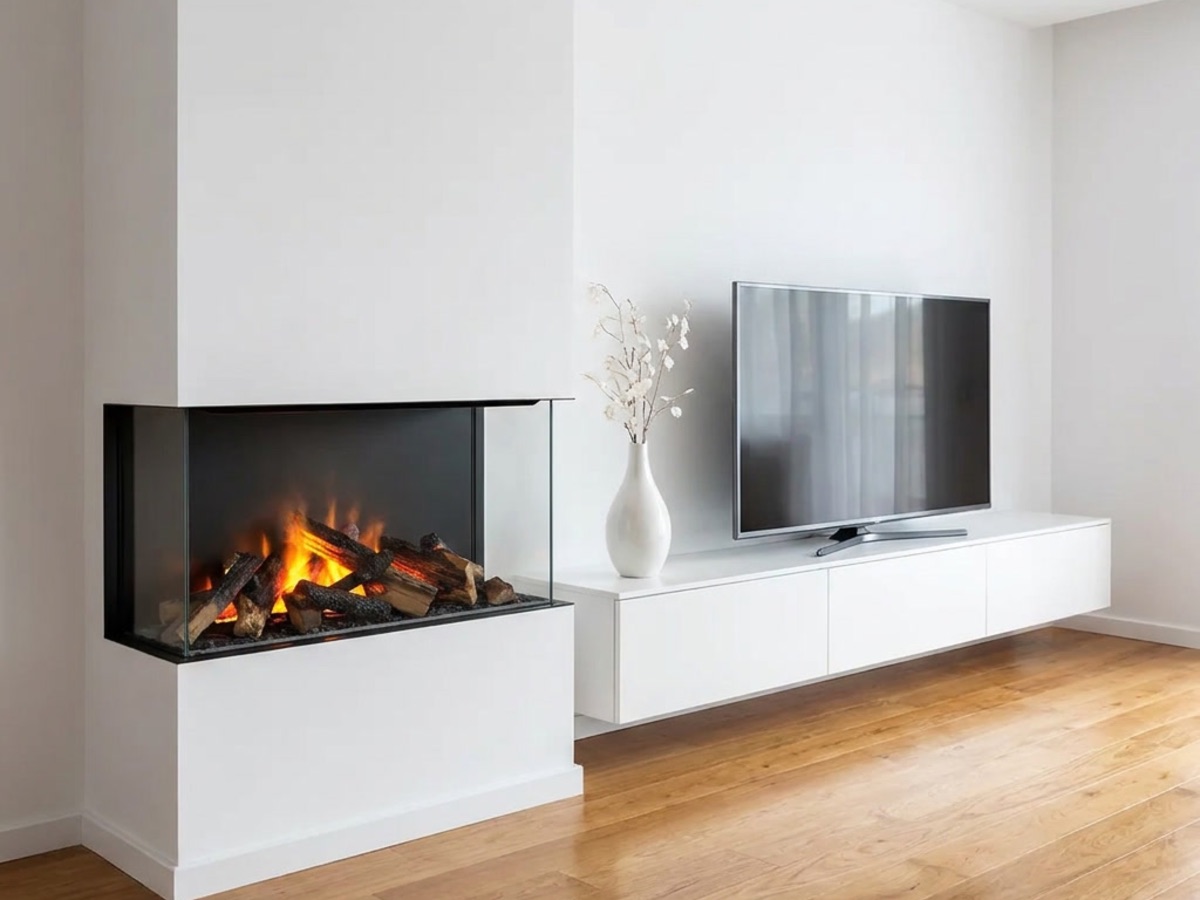 Driezijdige waterdamp haard met realistische vlam en houtblokken, ingebouwd in een witte wand naast een zwevend tv-meubel
